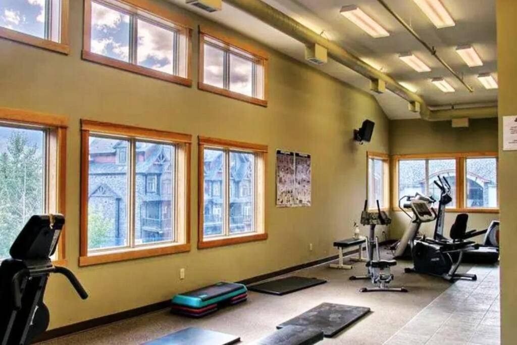 One Bedroom Cozy Lofted Getaway - Wolf Hosted By Mtvr Apartment Canmore