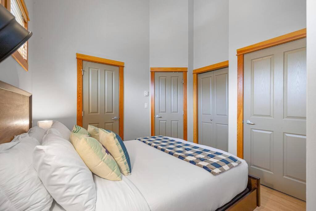 One Bedroom Cozy Lofted Getaway - Wolf Hosted By Mtvr * Canmore
