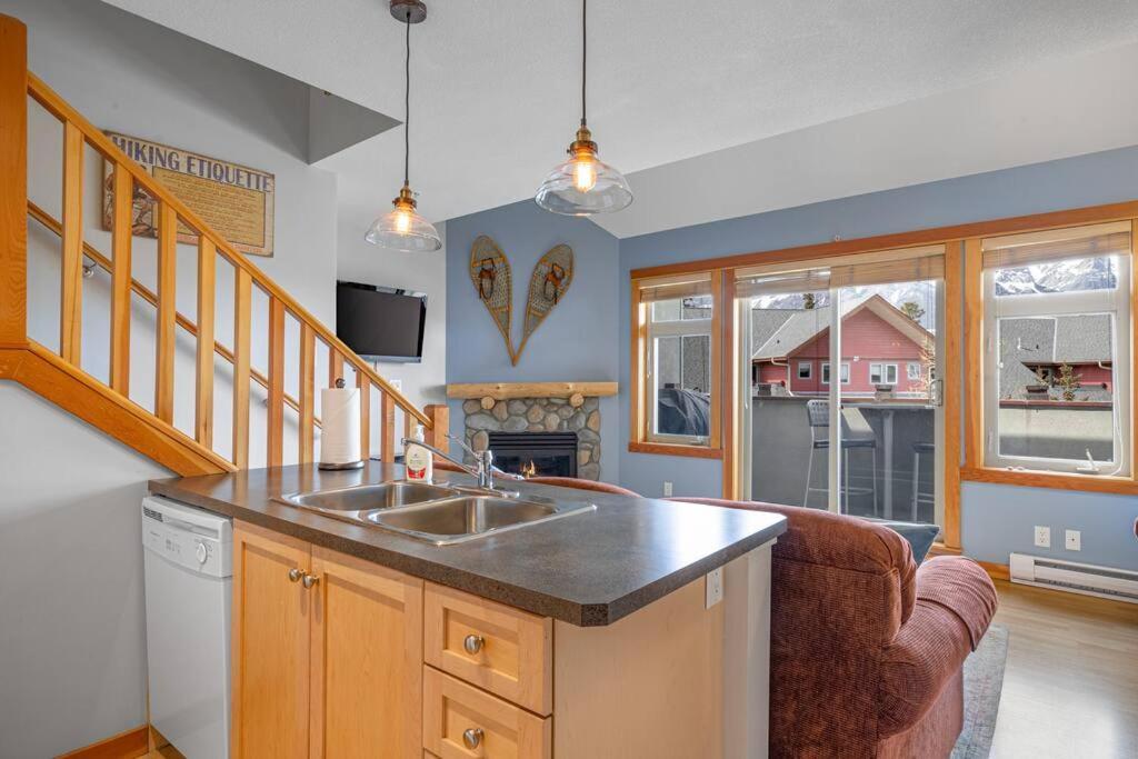 Apartment One Bedroom Cozy Lofted Getaway - Wolf Hosted By Mtvr Canmore